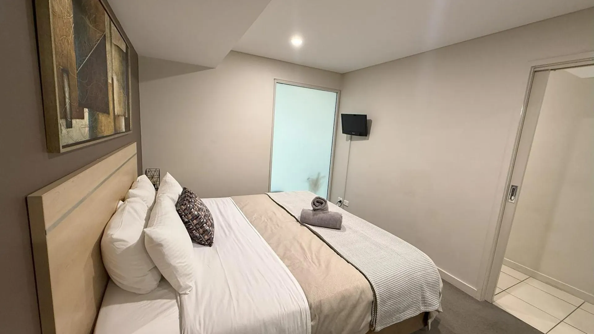 Happy Bnb At Oaks Embassy Adelaida Apartamento